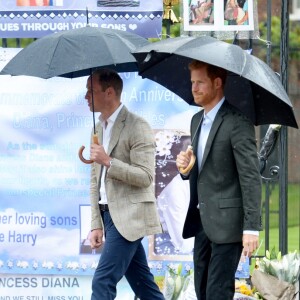 Le prince William et le prince Harry ont examiné le 30 août 2017, à la veille du 20e anniversaire de la mort de Lady Diana, les témoignages d'affection et d'hommage du public devant les grilles du palais de Kensington.