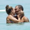 Jeremy Meeks et sa compagne Chloe Green se relaxent sur une plage à la Barbade le 5 aout 2017.