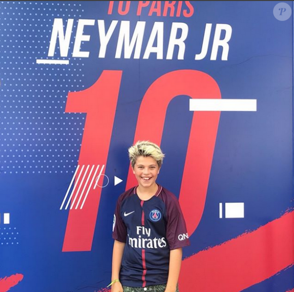 Enzo Castaldi, le fils de Flavie Flament et Benjamin Castaldi, heureux de porter le maillot du PSG de Neymar Jr. Instagram, le 23 août 2017.