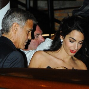 Amal et George Clooney se promènent dans un bateau taxi lors du 74e Festival International du Film de Venise en Italie le 31 aout 2017