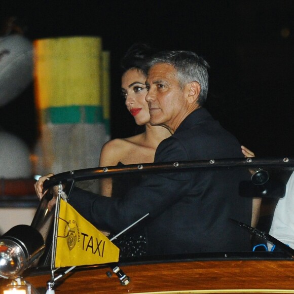 Amal et George Clooney se promènent dans un bateau taxi lors du 74e Festival International du Film de Venise en Italie le 31 aout 2017