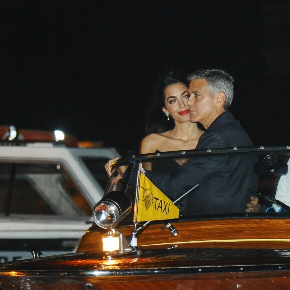 Amal et George Clooney se promènent dans un bateau taxi lors du 74ème Festival International du Film de Venise en Italie le 31 aout 2017