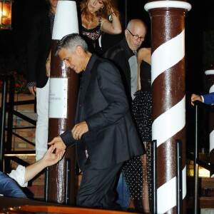 Amal et George Clooney se promènent dans un bateau taxi lors du 74ème Festival International du Film de Venise en Italie le 31 aout 2017