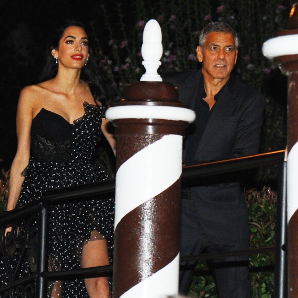 Amal et George Clooney se promènent dans un bateau taxi lors du 74ème Festival International du Film de Venise en Italie le 31 aout 2017