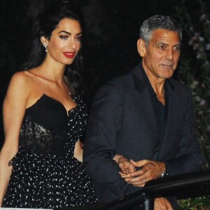 Amal et George Clooney se promènent dans un bateau taxi lors du 74e Festival International du Film de Venise en Italie le 31 aout 2017