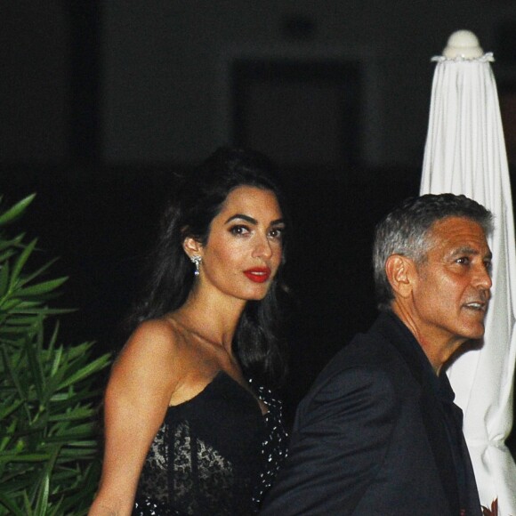 Amal et George Clooney se promènent dans un bateau taxi lors du 74ème Festival International du Film de Venise en Italie le 31 aout 2017