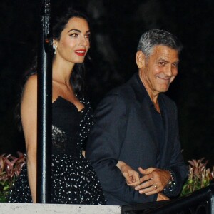 Amal et George Clooney se promènent dans un bateau taxi lors du 74e Festival International du Film de Venise en Italie le 31 aout 2017