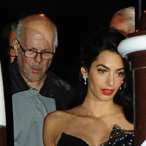 Amal et George Clooney se promènent dans un bateau taxi lors du 74ème Festival International du Film de Venise en Italie le 31 aout 2017