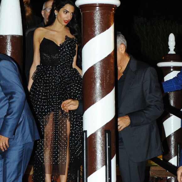 Amal et George Clooney se promènent dans un bateau taxi lors du 74ème Festival International du Film de Venise en Italie le 31 aout 2017