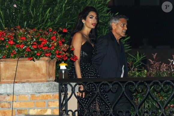 Amal et George Clooney se promènent dans un bateau taxi lors du 74ème Festival International du Film de Venise en Italie le 31 aout 2017