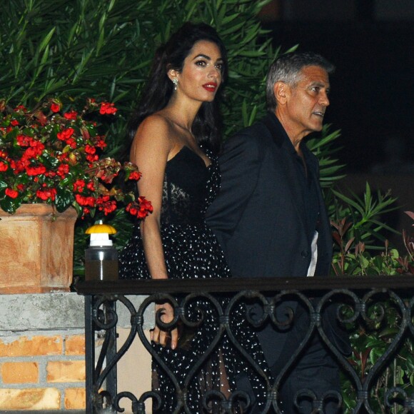 Amal et George Clooney se promènent dans un bateau taxi lors du 74ème Festival International du Film de Venise en Italie le 31 aout 2017