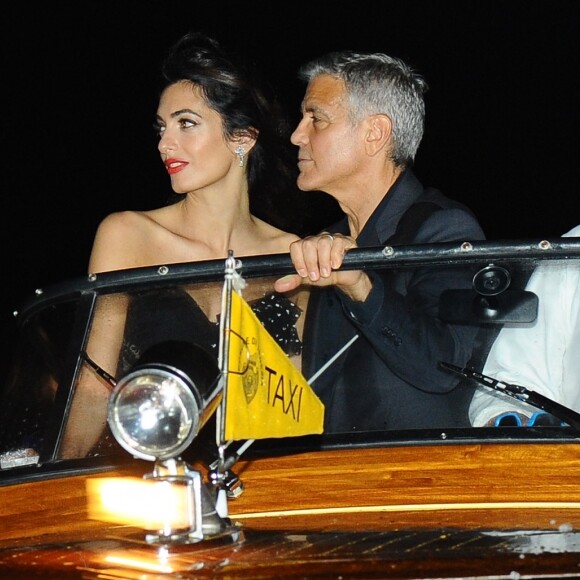 Amal et George Clooney se promènent dans un bateau taxi lors du 74e Festival International du Film de Venise en Italie le 31 aout 2017