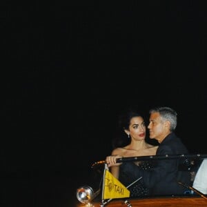 Amal et George Clooney se promènent dans un bateau taxi lors du 74ème Festival International du Film de Venise en Italie le 31 aout 2017