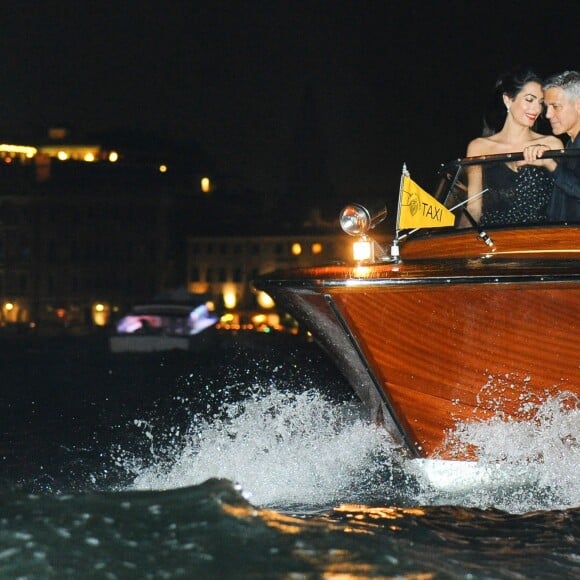 Amal et George Clooney se promènent dans un bateau taxi lors du 74ème Festival International du Film de Venise en Italie le 31 aout 2017