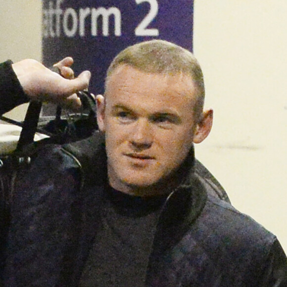 Exclusif - Wayne Rooney arrive avec des amis à la gare d'Euston située dans le quartier de Camden à Londres, le 22 janvier 2017