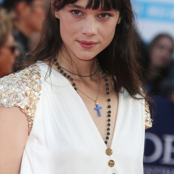 Astrid Berges Frisbey - Tapis rouge de la cérémonie d' ouverture du 43 ème Festival Américain de Deauville Le 01 Septembre 2017 ©Denis Guignebourg / Agence Bestimage