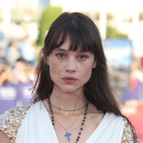 Astrid Berges Frisbey - Tapis rouge de la cérémonie d' ouverture du 43 ème Festival Américain de Deauville Le 01 Septembre 2017 ©Denis Guignebourg / Agence Bestimage