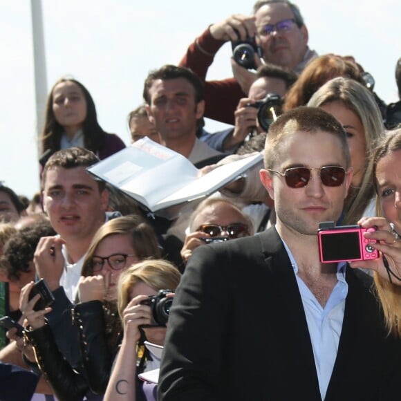 Robert Pattinson - Inauguration de la cabine de Robert Pattinson sur les planches au 43ème Festival du Film Américain de Deauville le 02 septembre 2017. © Denis Guignebourg / Bestimage