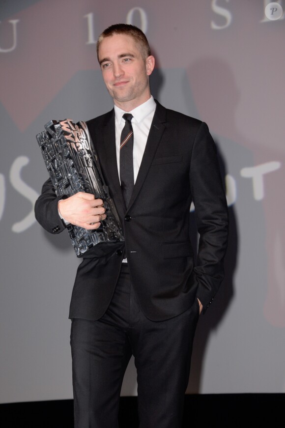 Robert Pattinson à la projection de son film "Good Time" à la 43e édition du Festival de Deauville, le 2 septembre 2017. Lors de cette soirée, l'acteur a reçu un hommage et un trophée remis par l'actrice française Bérénice Béjo.