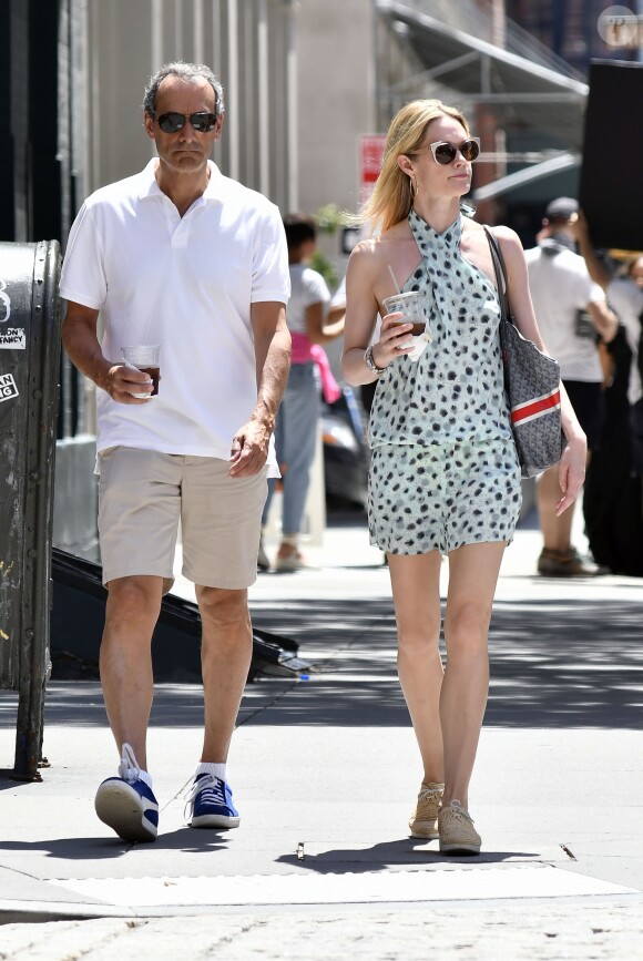Exclusif - L'actrice de la série "New York Unité Spéciale" Stephanie March se promène avec son nouveau compagnon, Daniel Benton, dans les rues de New York. Le 26 juillet 2016