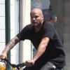 Exclusif - Stephen Belafonte fait du vélo à West Hollywood le 18 aout 2017.