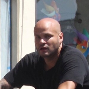 Exclusif - Stephen Belafonte fait du vélo à West Hollywood le 18 aout 2017.