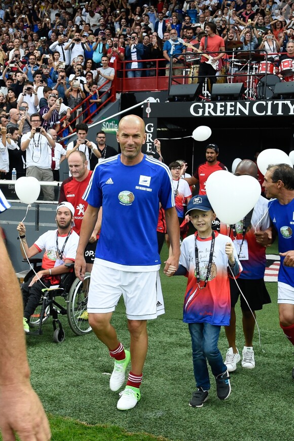 Zinédine Zidane - Les champions du monde de 98 ont défié les rugbymen du Stade toulousain lors d'une rencontre caritative pour l'association de Pascal Olmeta "Un sourire, un espoir pour la vie" sur la pelouse du stade Ernest Wallon à Toulouse, France, le 10 juillet 2017. © Agence/Bestimage