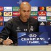 Zinédine Zidane donne une conférence de presse avant le match retour contre le FC Bayern Munich en ligue des champions à Madrid le 17 avril 2017.