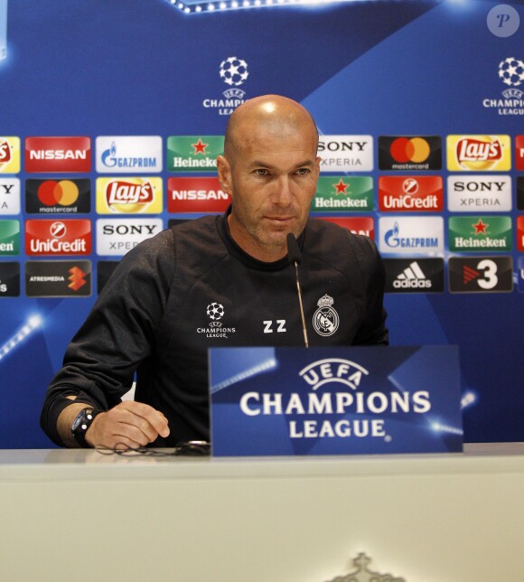 Zinédine Zidane donne une conférence de presse avant le match retour contre le FC Bayern Munich en ligue des champions à Madrid le 17 avril 2017.