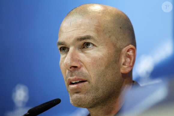 Zinédine Zidane donne une conférence de presse avant le match retour contre le FC Bayern Munich en ligue des champions à Madrid le 17 avril 2017.