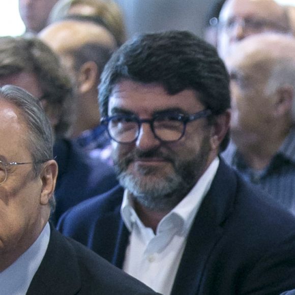 Linda Morselli, compagne de F.Alonso - Le pilote Fernando Alonso avec Florentino Pérez, président du Real de Madrid, reçoit le titre de membre d'honneur du Real de Madrid au Stade Santiago-Bernabéu à Madrid le 4 septembre 2017.