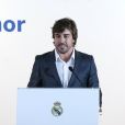Le pilote Fernando Alonso reçoit le titre de membre d'honneur du Real de Madrid au Stade Santiago-Bernabéu à Madrid le 4 septembre 2017.