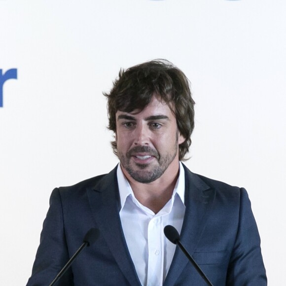 Le pilote Fernando Alonso reçoit le titre de membre d'honneur du Real de Madrid au Stade Santiago-Bernabéu à Madrid le 4 septembre 2017.