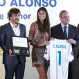 Le pilote Fernando Alonso avec sa compagne Linda Morselli et Florentino Pérez, président du Real de Madrid, reçoit le titre de membre d'honneur du Real de Madrid au Stade Santiago-Bernabéu à Madrid le 4 septembre 2017.