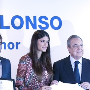 Le pilote Fernando Alonso avec sa compagne Linda Morselli et Florentino Pérez, président du Real de Madrid, reçoit le titre de membre d'honneur du Real de Madrid au Stade Santiago-Bernabéu à Madrid le 4 septembre 2017.