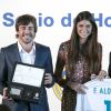 Le pilote Fernando Alonso avec sa compagne Linda Morselli et Florentino Pérez, président du Real de Madrid, reçoit le titre de membre d'honneur du Real de Madrid au Stade Santiago-Bernabéu à Madrid le 4 septembre 2017.