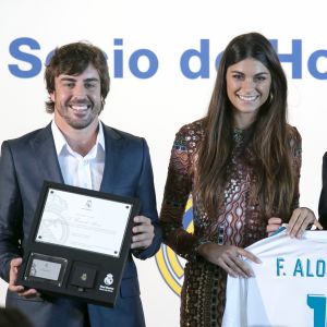 Le pilote Fernando Alonso avec sa compagne Linda Morselli et Florentino Pérez, président du Real de Madrid, reçoit le titre de membre d'honneur du Real de Madrid au Stade Santiago-Bernabéu à Madrid le 4 septembre 2017.