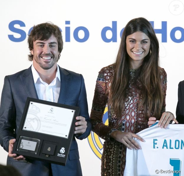 Le pilote Fernando Alonso avec sa compagne Linda Morselli et Florentino Pérez, président du Real de Madrid, reçoit le titre de membre d'honneur du Real de Madrid au Stade Santiago-Bernabéu à Madrid le 4 septembre 2017.
