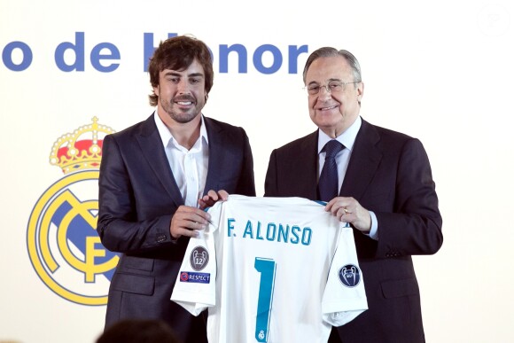 Le pilote Fernando Alonso avec Florentino Pérez, président du Real de Madrid, reçoit le titre de membre d'honneur du Real de Madrid au Stade Santiago-Bernabéu à Madrid le 4 septembre 2017.
