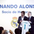  Le pilote Fernando Alonso avec Florentino Pérez, président du Real de Madrid, reçoit le titre de membre d'honneur du Real de Madrid au Stade Santiago-Bernabéu à Madrid le 4 septembre 2017.  
  