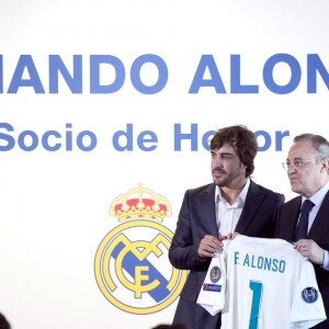 Le pilote Fernando Alonso avec Florentino Pérez, président du Real de Madrid, reçoit le titre de membre d'honneur du Real de Madrid au Stade Santiago-Bernabéu à Madrid le 4 septembre 2017. 
