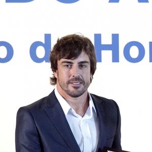 Le pilote Fernando Alonso avec Florentino Pérez, président du Real de Madrid, reçoit le titre de membre d'honneur du Real de Madrid au Stade Santiago-Bernabéu à Madrid le 4 septembre 2017.