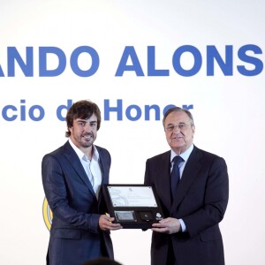 Le pilote Fernando Alonso avec Florentino Pérez, président du Real de Madrid, reçoit le titre de membre d'honneur du Real de Madrid au Stade Santiago-Bernabéu à Madrid le 4 septembre 2017.