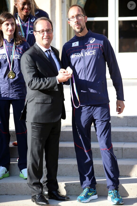 Francois Hollande et Yohann Diniz médaille d'or du 50km marche - L'équipe de France d'athlétisme a été reçue à l'Elysée par François Hollande et Najat Vallaud-Belkacem, le 18 août 2014.