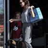 Exclusif - Angelina Jolie, sa fille Vivienne et leur chien sortent d'une animalerie du quartier de Los Feliz à Los Angeles, Californie, Etats-Unis, le 5 septembre 2017.