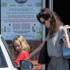 Exclusif - Angelina Jolie, sa fille Vivienne et leur chien sortent d'une animalerie du quartier de Los Feliz à Los Angeles, Californie, Etats-Unis, le 5 septembre 2017.