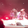 James Hetfield en concert avec Metallica au Ziggo Dome d'Amsterdam le 4 septembre 2017. Le rockeur a été victime d'une lourde chute, heureusement sans gravité, pendant le morceau Now That We're Dead.