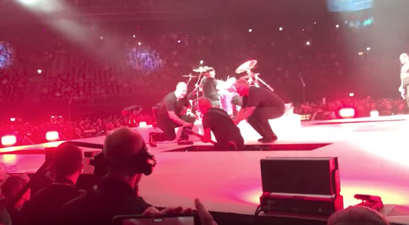 James Hetfield en concert avec Metallica au Ziggo Dome d'Amsterdam le 4 septembre 2017. Le rockeur a été victime d'une lourde chute, heureusement sans gravité, pendant le morceau Now That We're Dead.