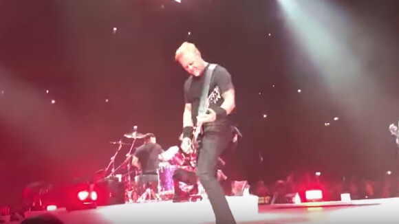 Metallica : James Hetfield chute lourdement en concert, son ego en prend un coup