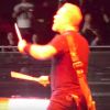 Après sa chute dans une trappe ouverte, James Hetfield a joué sur une table de percussion apparue par ce biais, lors de son concert avec Metallica au Ziggo Dome d'Amsterdam le 7 septembre 2017.